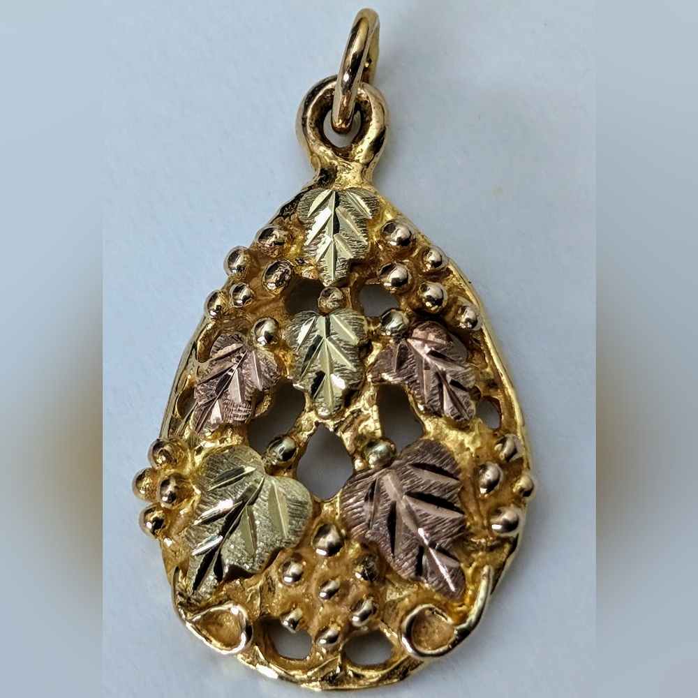 Black Hills tricolor 10 Gold Bright Cut Grape Leaf 3/4"  Pendant